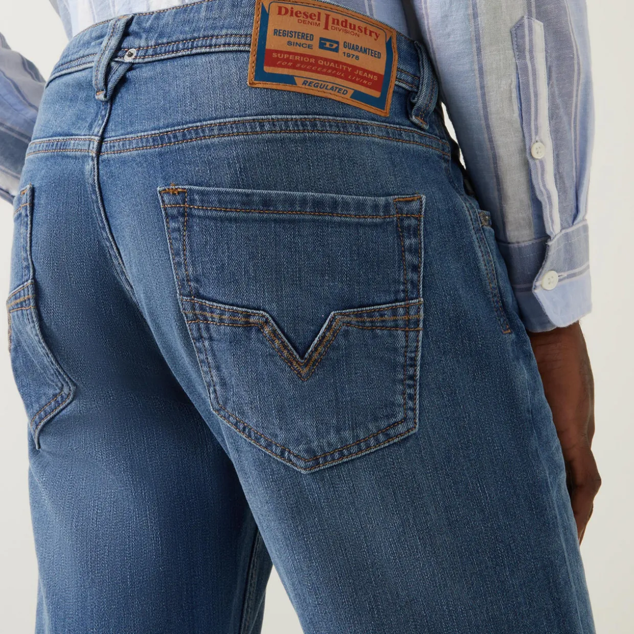 1985 Larkee Mid-Rise Straight Leg Jeans