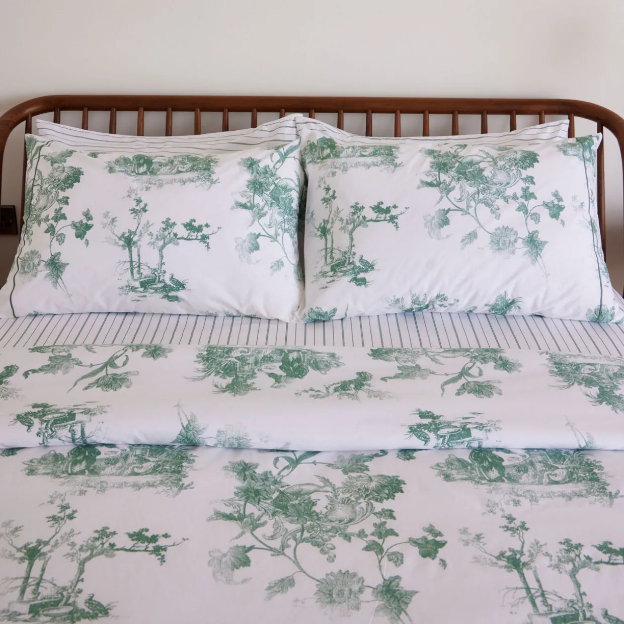 300 Thread Count Green Toile Standard Pillowcase Set