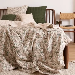 180 Thread Count Romantic Blossom Quilted Blanket