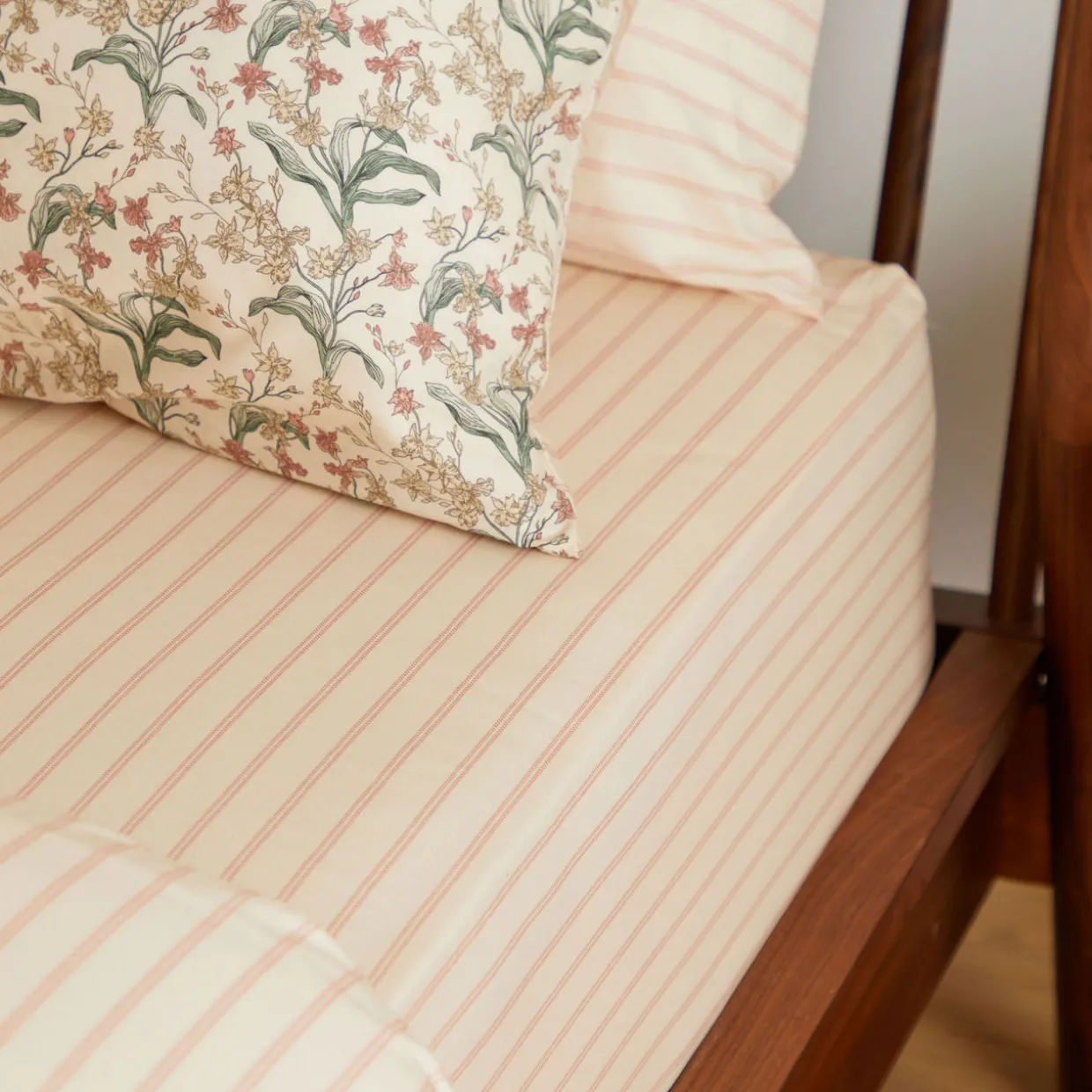 180 Thread Count Romantic Stripe Fitted Sheet