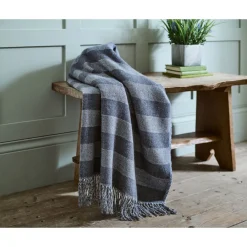 Elgin Throw White Navy