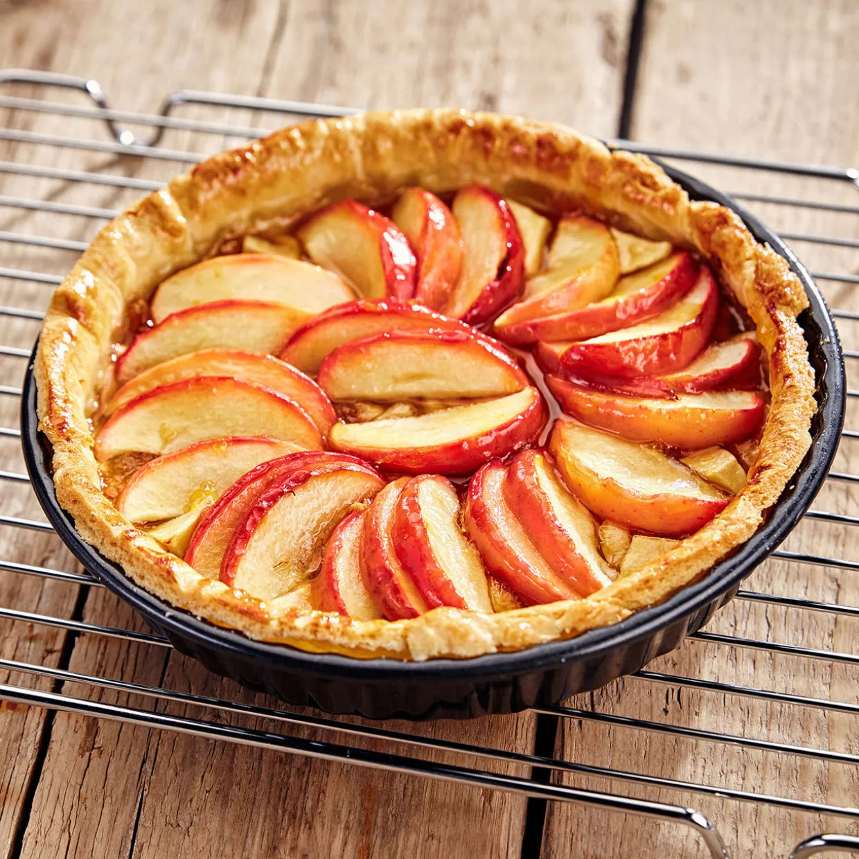 Non-Stick Fluted Flan Tin With Loose Base 20cm