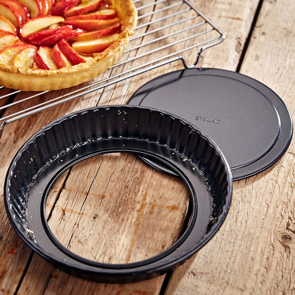 Non-Stick Fluted Flan Tin With Loose Base 20cm