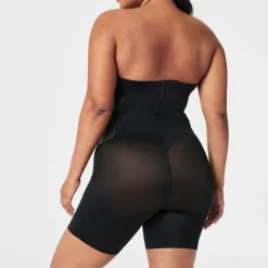 TotalContour High-Waisted Mid-Thigh Short